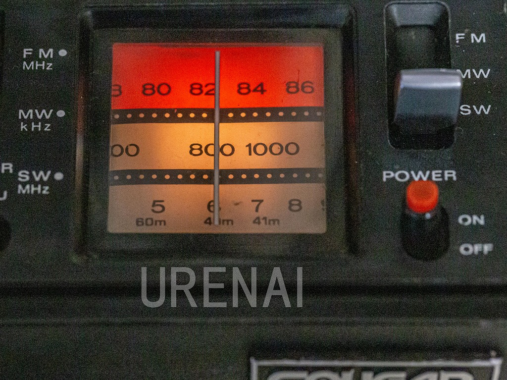 内蔵ランプを点灯したRF-888のフィルム・ダイヤル
ラジオ日経（6055kHz）を受信中の位置